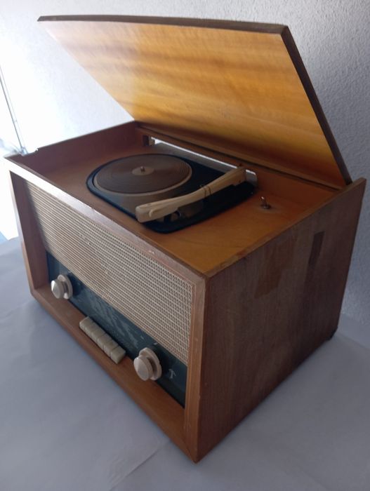 Radio a válvulas com giradiscos