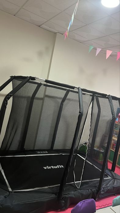 Trampolim retangular com rede de proteçao