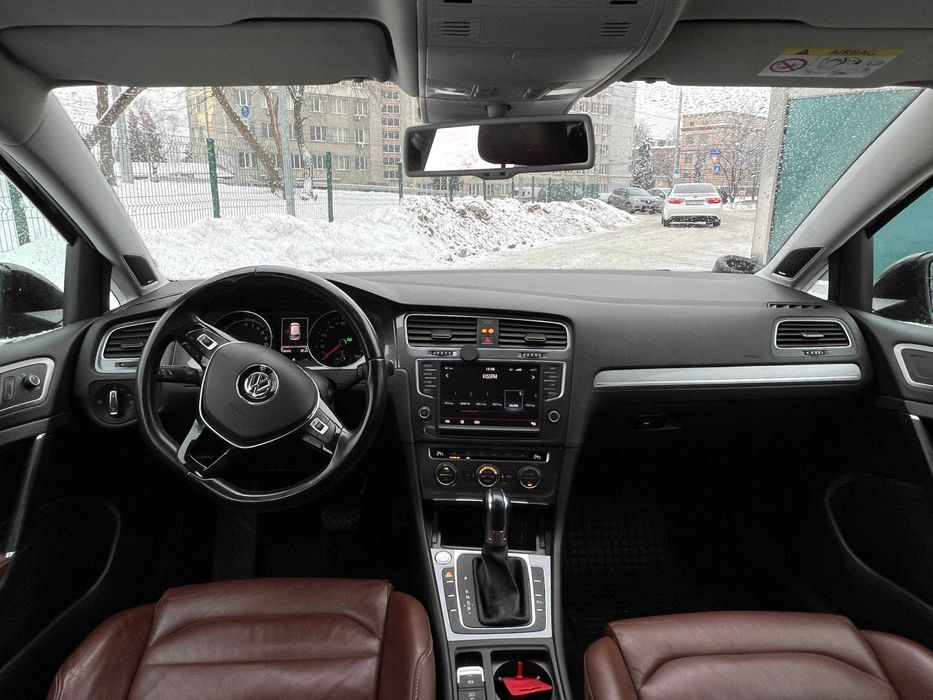 Оренда електромобіля Volkswagen e-Golf Highline