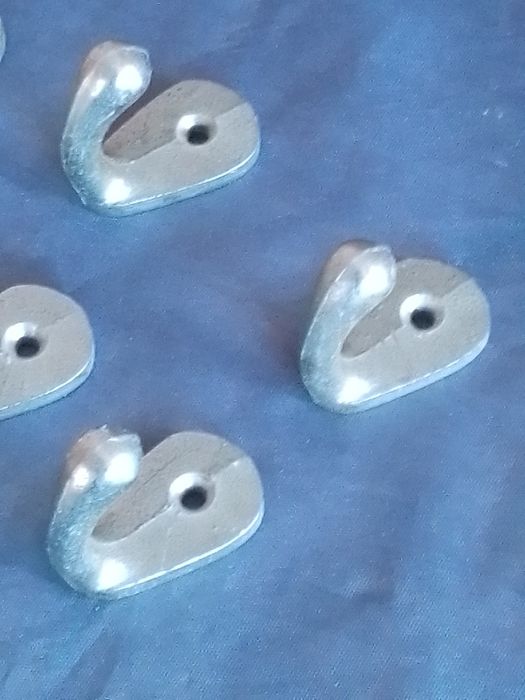 Cabides de metal e parafusos