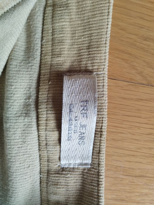 Saia beje com motivos florais da TRF (Zara) tamanho 36.