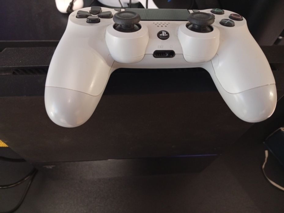 PS4 usada com base e comandos e jogos