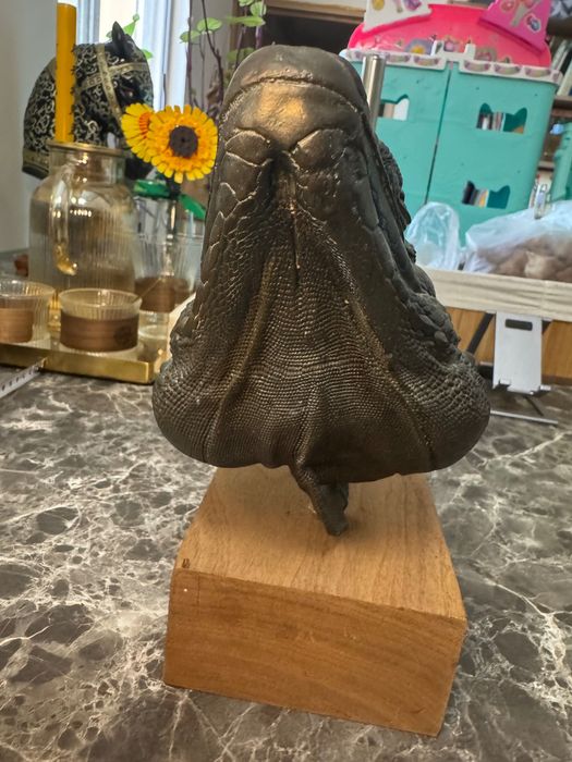 Estátua de cabeça de iguana azul feita de cobre puro.