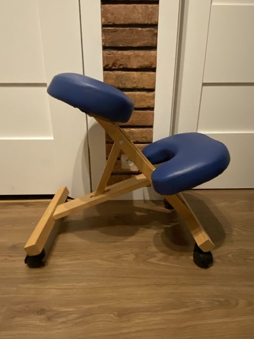 Klękosiad dla zdrowej postawy przy pracy przy komputerze