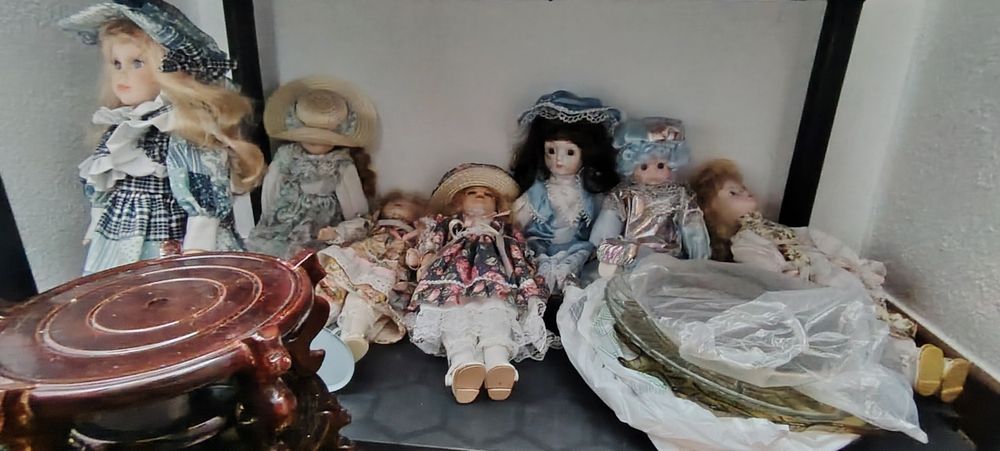 Várias peças de porcelana