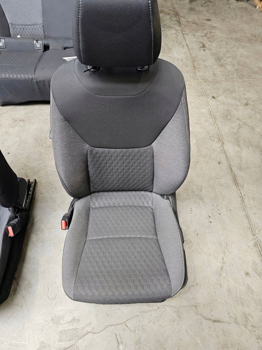 toyota yaris iv fotele kanapa środek