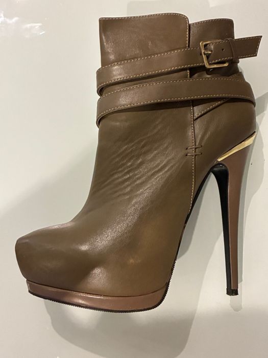 Botim Aldo, usado uma vez. Cor caqui