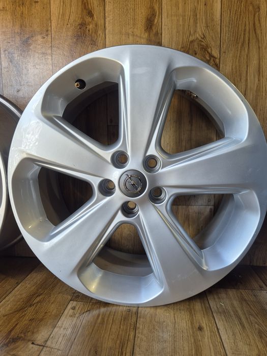 Oe opel 18cali 5x105 et38 7j ot56.6 stan idealny