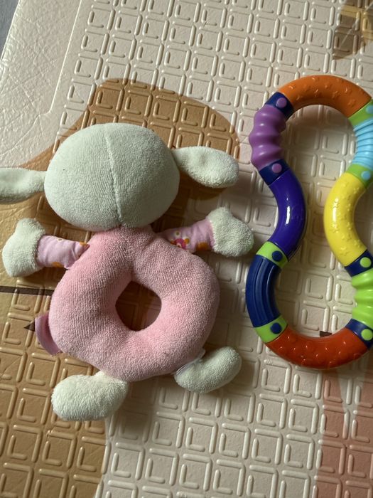 Zestaw 2 zabawek sensorycznych Babydream Rossmann magiczna ósemka i grzechotka owca