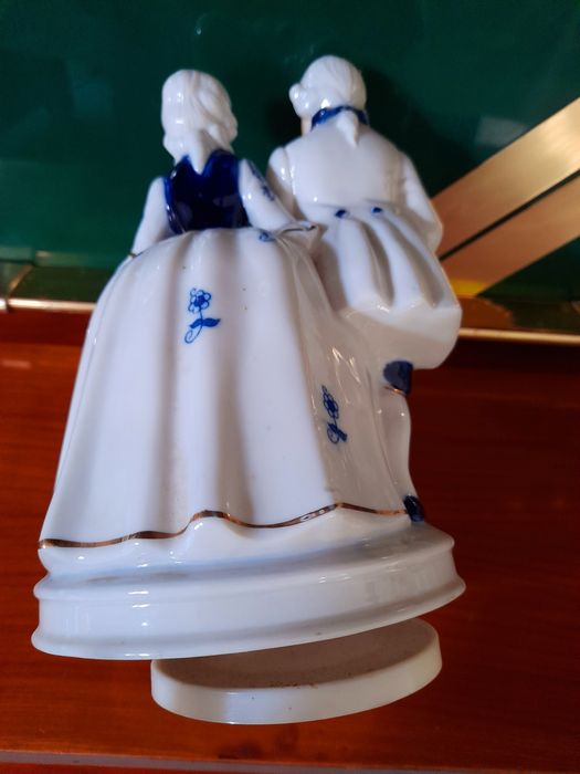 Figura Casal de porcelana com música e figura de Senhor e Senhora