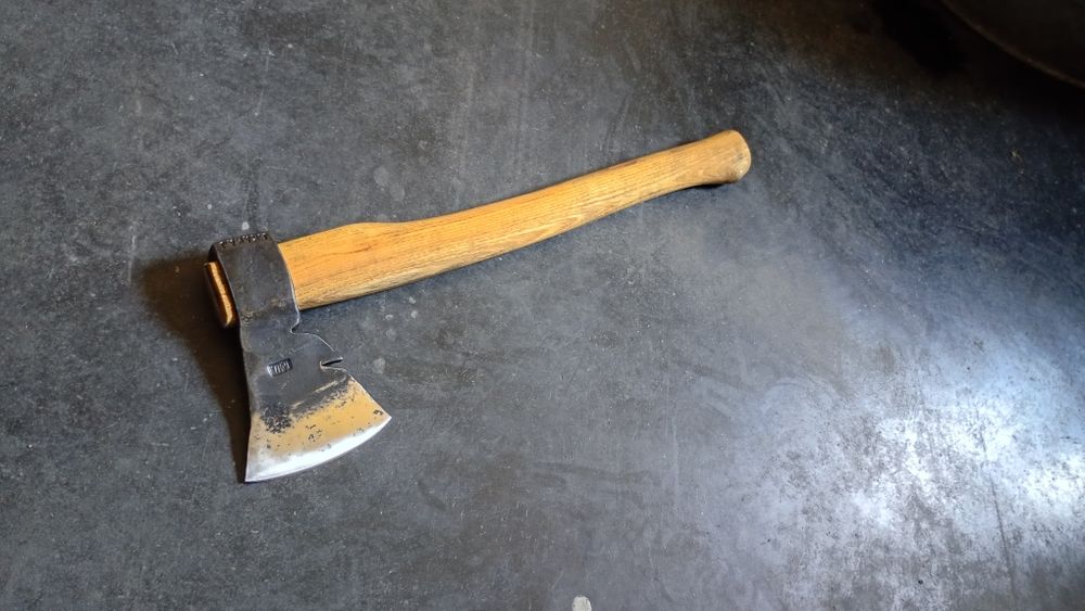 Ręcznie kuta siekiera 1kg / 50cm akacja
