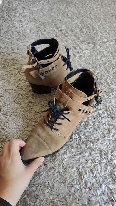 Botas pele cowboy 41
Pouco uso
Bershka