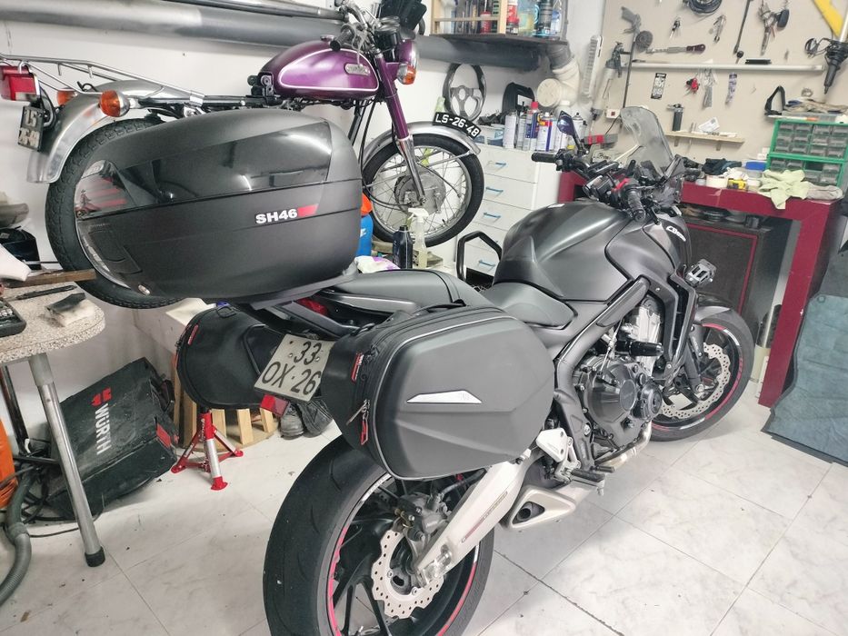 Vendo Honda CB 650f de2015 como nova com apenas 20mil quilómetros.
