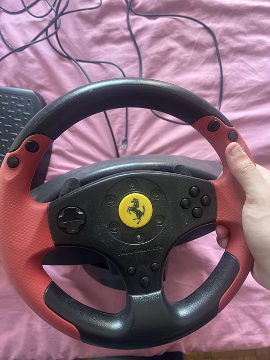 Volante Thrustmaster Ferrari Red Legend Edition.