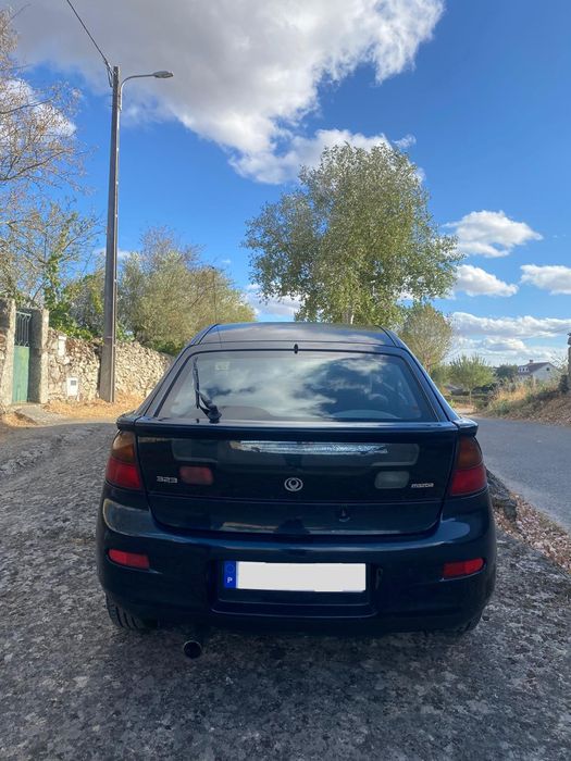 Mazda 323 coupé.