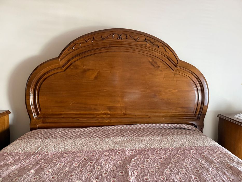 Quarto Completo Clássico em Madeira – OPORTUNIDADE – Estado impecável!