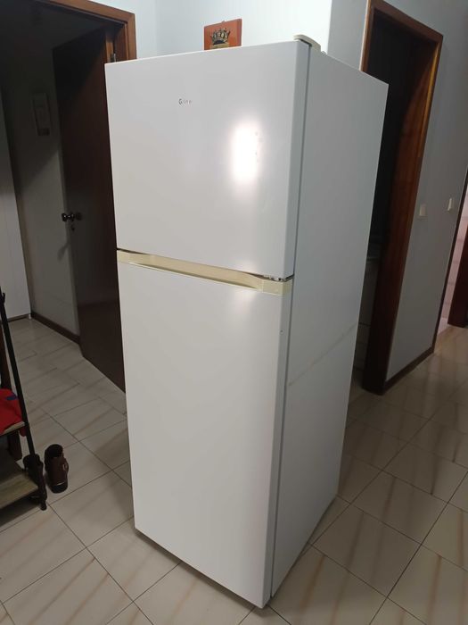 Frigorífico Qlive multi air flow bem estimado por 150.00 euros. Comprei um maior e já não preciso deste. 195L + 52L. NÃO faço entrega.
