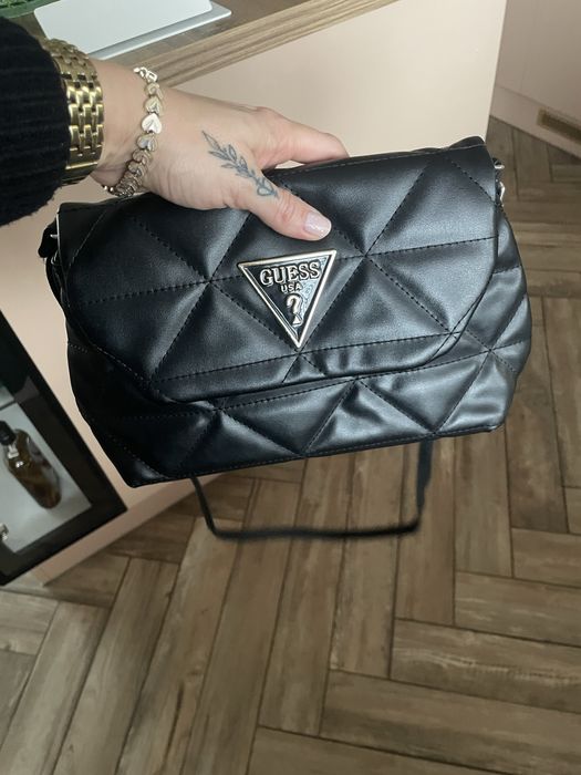 Torebka czarna Guess średnia