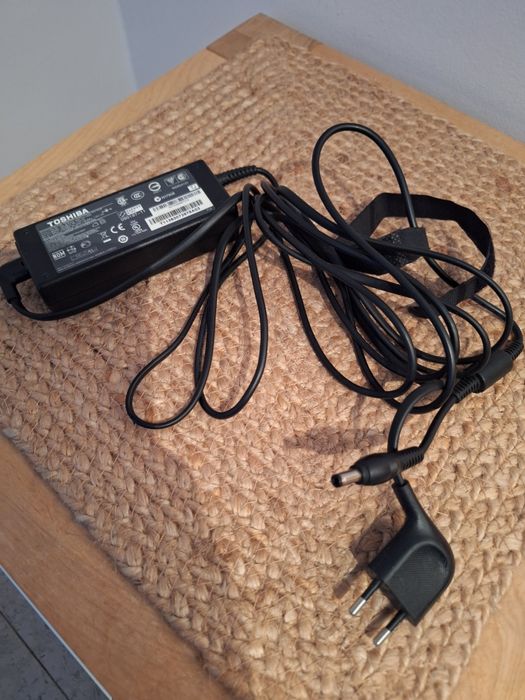 Toshiba zasilacz ładowarka 1,5 A 75 W oryginalna model PA3715U-1ACA