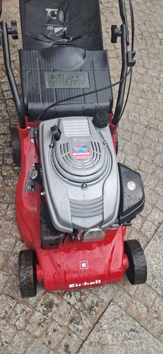 Mała kosiarka z koszem