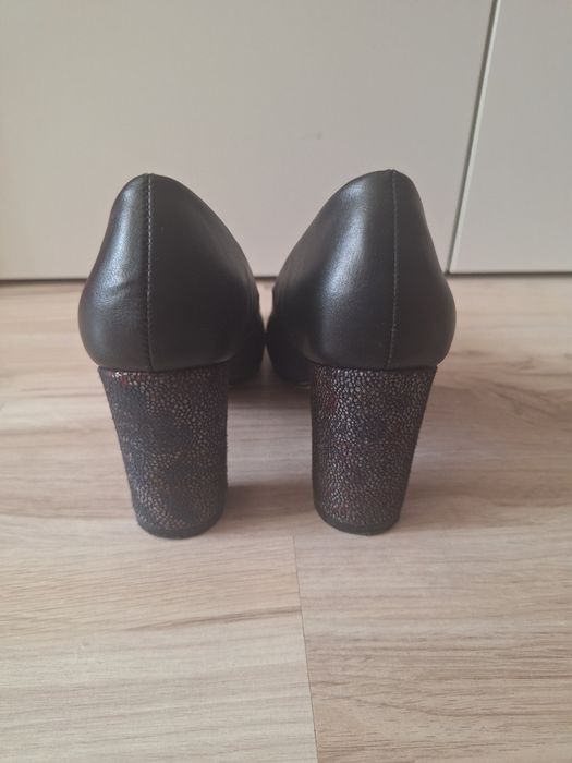 Buty na obcasie 37