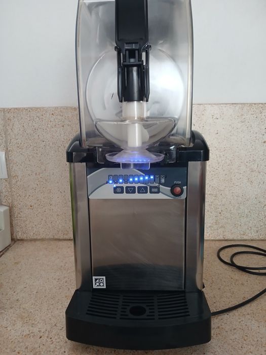 Máquina de gelados SPM GT1 ,direcionada para a produção de gelado soft, frozen yogurt, cremes frios e granizados.