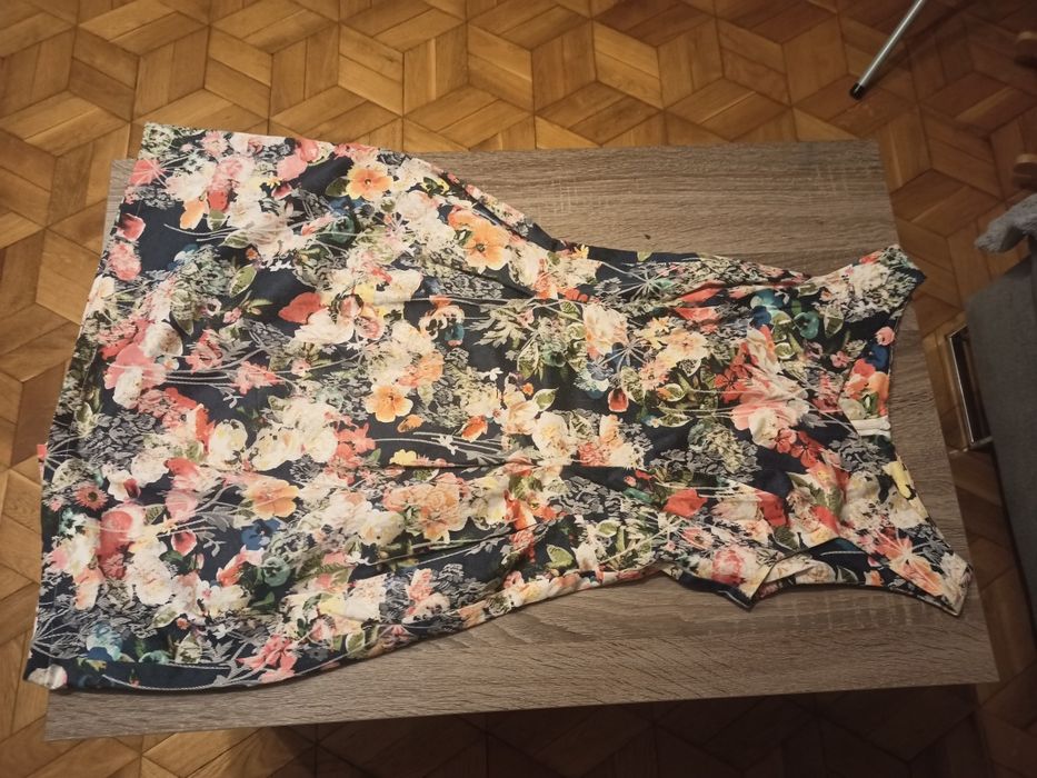 Sukienka kolorową w kwiaty M