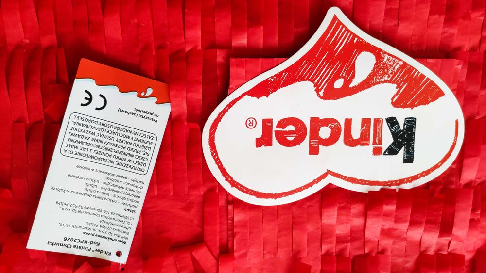 Piniata KINDER + zestaw naklejek do udekorowania.