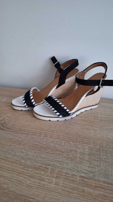 Sandałki na koturnie czarne zamszowe 38