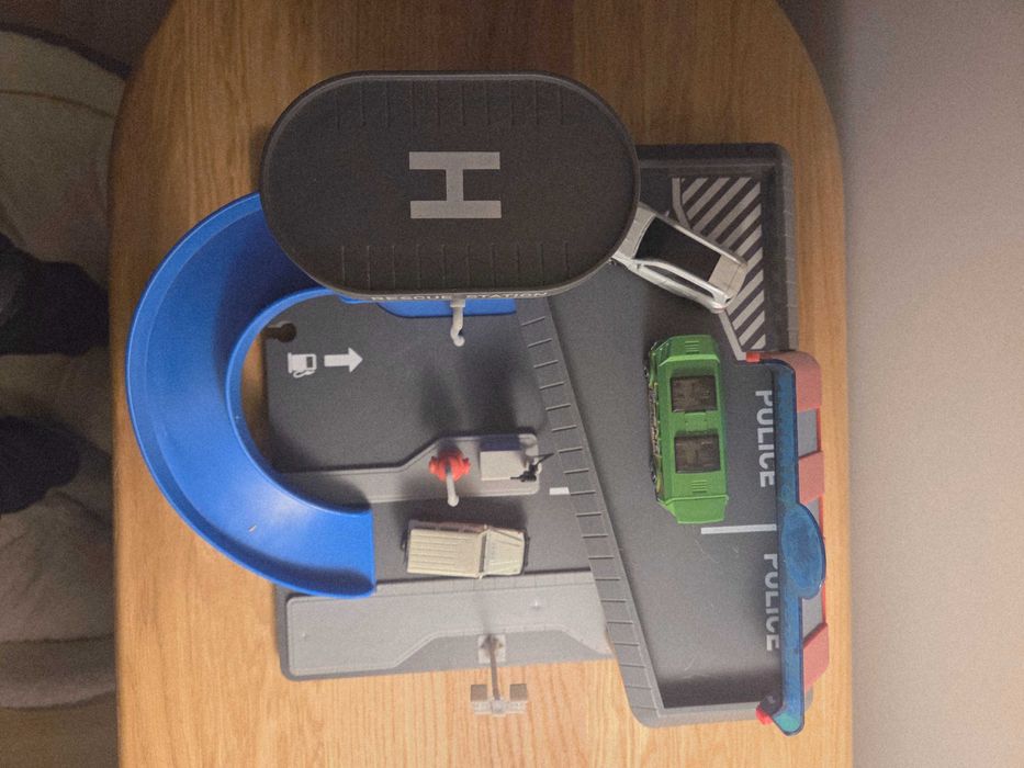 Baza policji i strazy, remiza garaz playtive z matchbox i hotwheels