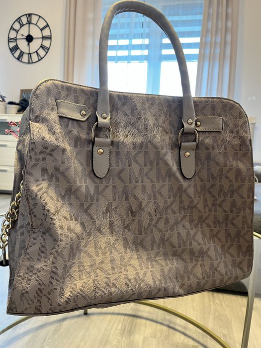 Duza torebka beżowa Michael Kors na ramie z paskiem
