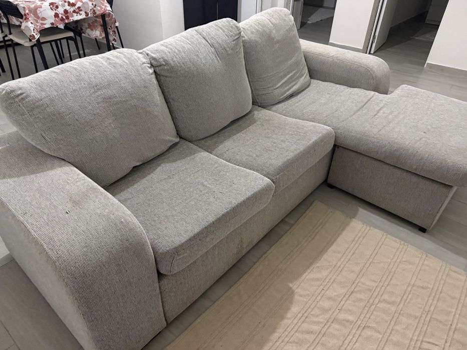 Sofá Cinza bastante cómodo