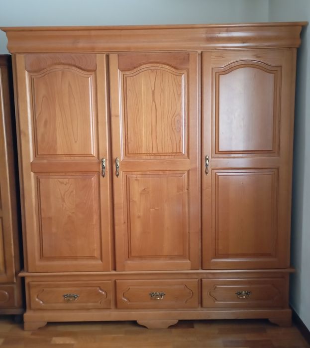 Roupeiro em madeira maciça