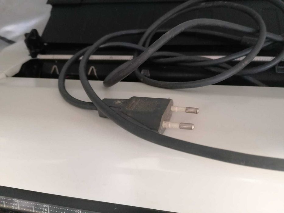 Máquina de escrever elétrica antiga Olympia ES100 a funcionar