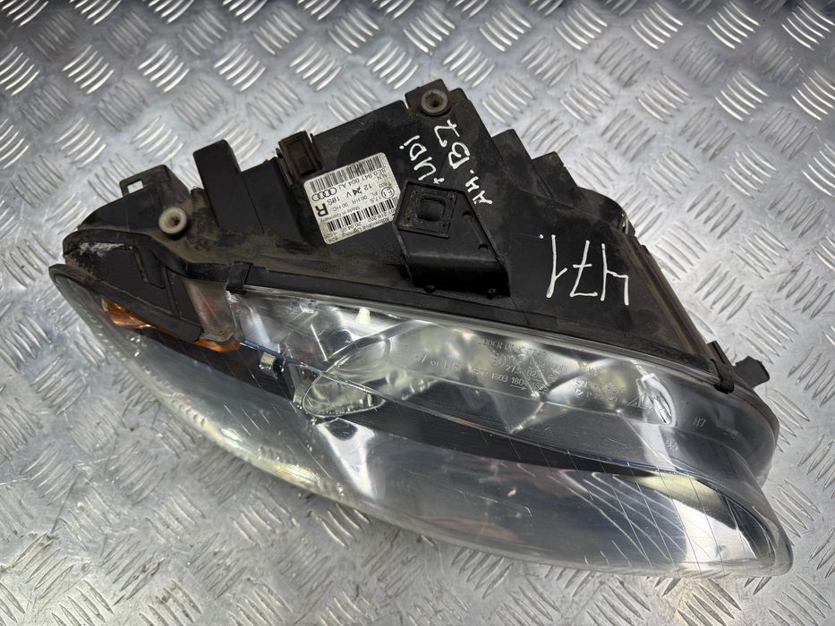 Фара правая Audi A4 B7  ауди а4 б7 8e0941004aj