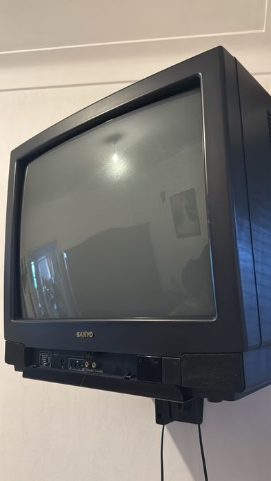 2 televisões antigas