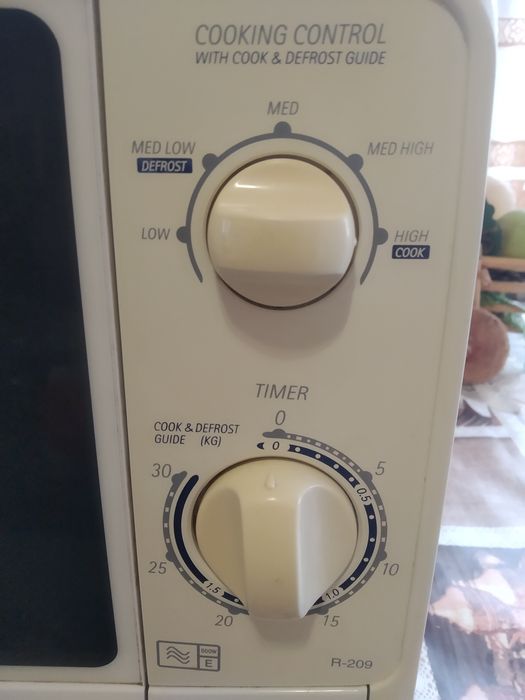 Мікрохвильова піч Sharp.