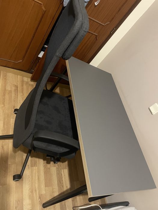 Vende-se mesa secretária, cinz/efeito madeira preto 120x60  e Cadeira giratória, Vissle cinz esc, médio.