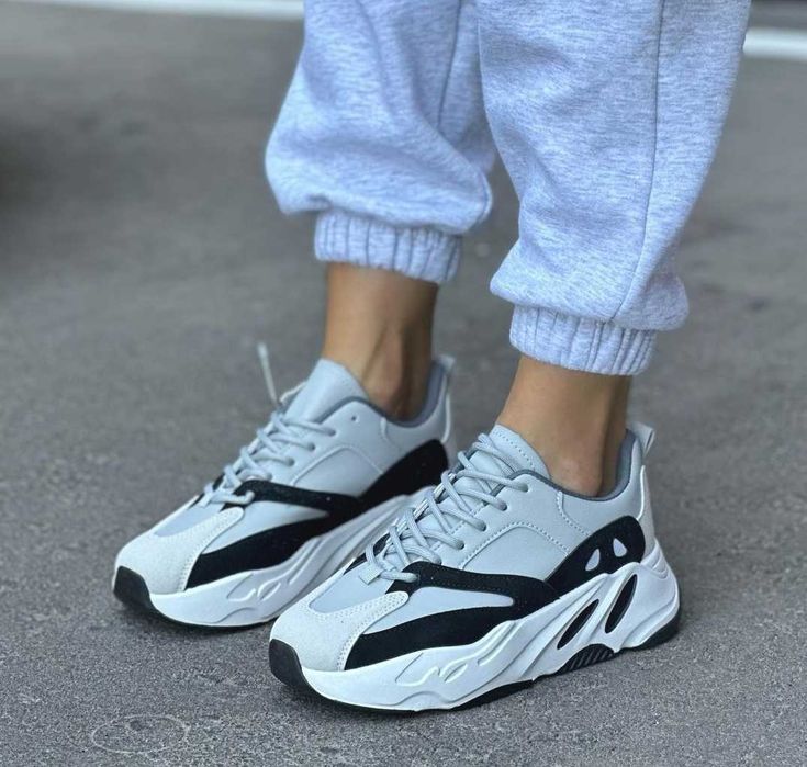 Женские кроссовки демисезонные белые черные светлоголубые