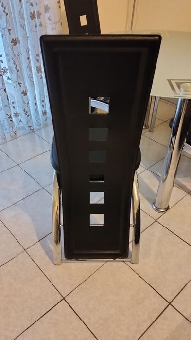 Mesa de sala redonda medida 120*75de altura+4 cadeiras