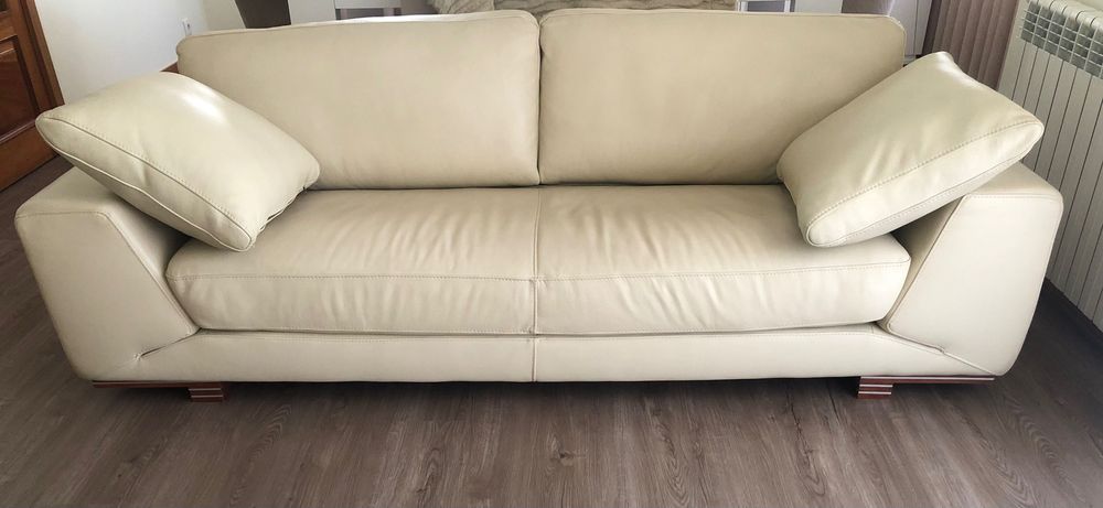 Sofá de 2 lugares, em pele
