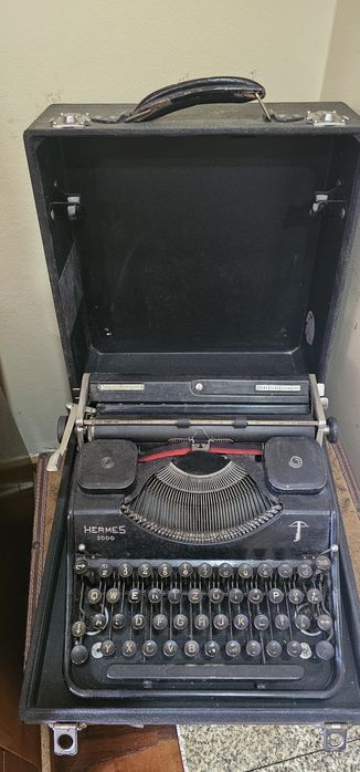 Máquina de Escrever Hermes 2000 + Calculadora Victor Vintage (Funciona