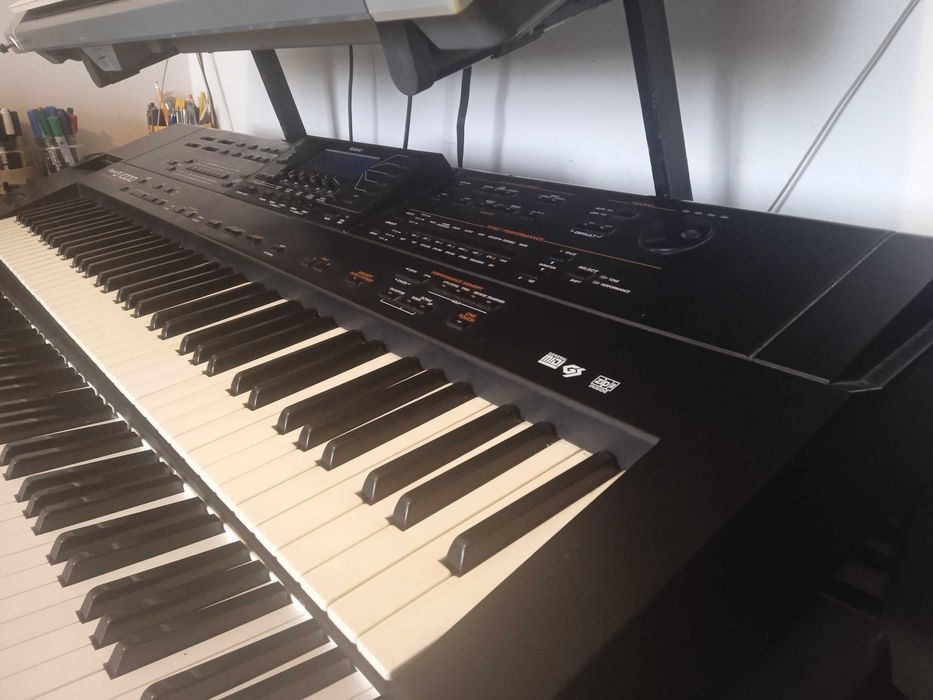 Roland G-1000. 76 teclas.