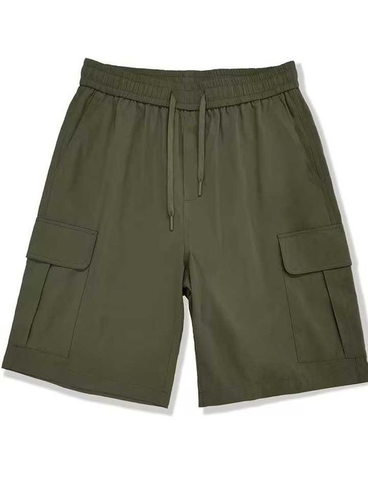 Чоловічі шорти з великими кишенями в кольорі олива