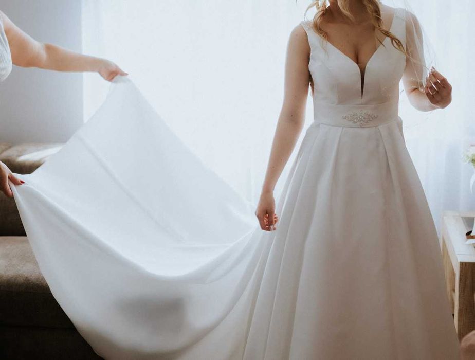 Suknia ślubna z mikado z odpinanym trenem i zdobionymi plecami