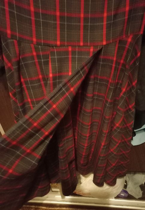 Елегантна жіноча сукня в клітинку з поясом