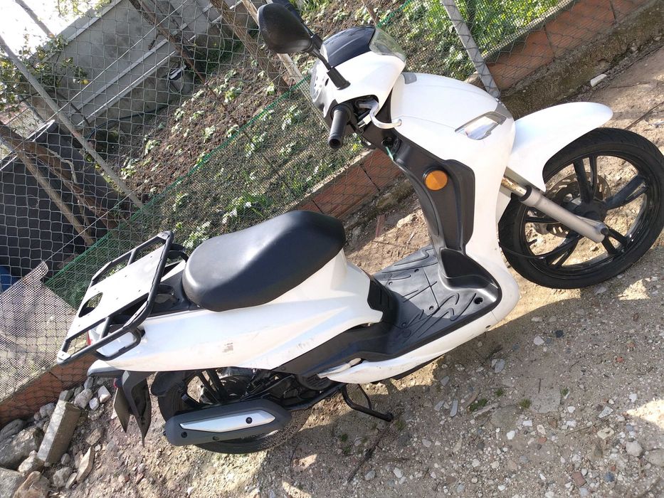 Vendo scooter Peugeot Tweet 50cc, ano 2017, a gasolina.  750 €