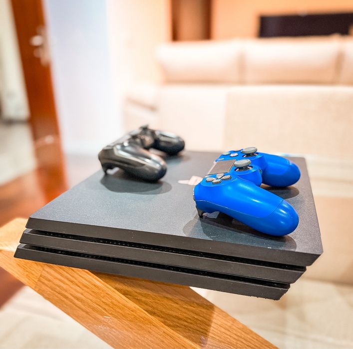 PlayStation 4 Pro 1TB + 2 Comandos + 3 jogos
