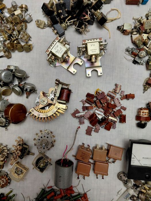 Радіодеталі  різні по фотографіях. Ціна договірна.