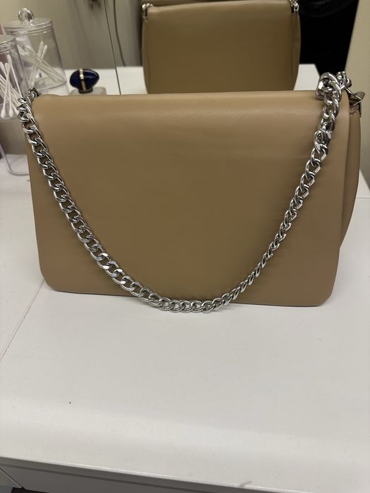 Вмістка бежева сумка з ланцюгом